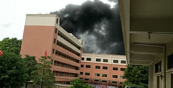 廣東東莞一廠房發生火災事故，現場黑煙漫天